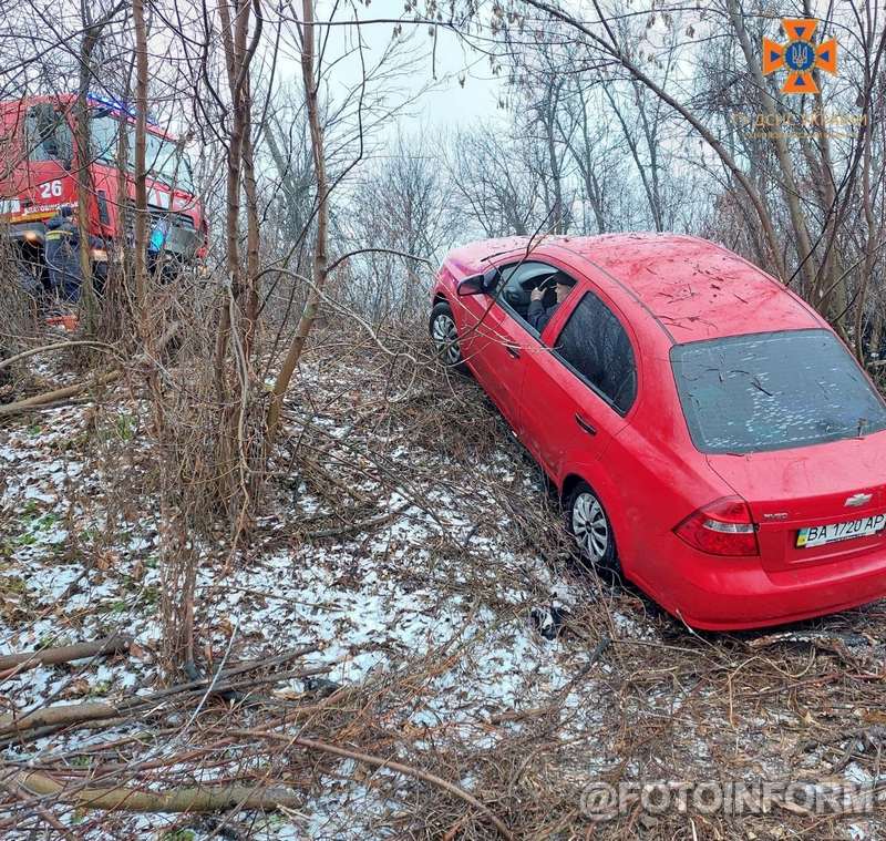 Рятувальники Кіровоградщини надають допомогу водіям транспортних засобів та громадянам, що стали заручниками негоди
